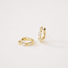 Par de Brincos Trio Huggie em ouro branco 18k com três diamantes.