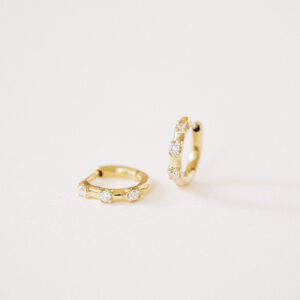 Par de Brincos Trio Huggie em ouro branco 18k com três diamantes.