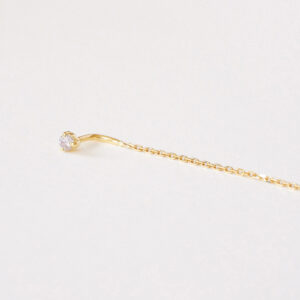 Close do Brinco Linha Longo (threader) em ouro 18k para conectar entre dois furos.