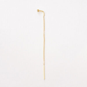 Brinco Linha Longo (threader) em ouro amarelo 18k com diamante de 5 pontos, corrente delicada e fio passante.