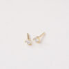 Par de brincos stud em ouro amarelo 18k com diamantes de 10 pontos.