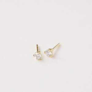 Par de brincos stud em ouro amarelo 18k com diamantes de 10 pontos.