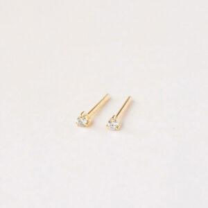 Par de brincos stud em ouro amarelo 18k com diamantes de 2 pontos.