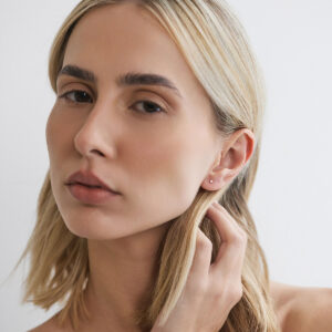 Modelo usando brinco stud de brilhante de 2 pontos em ouro 18k