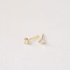 Par de brincos stud em ouro amarelo 18k com diamantes de 5 pontos.