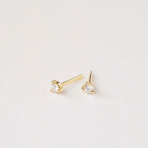Par de brincos stud em ouro amarelo 18k com diamantes de 5 pontos.