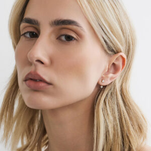 Modelo usando Ear Jacket Dot em ouro 18k com diamante e brinco stud de diamante.